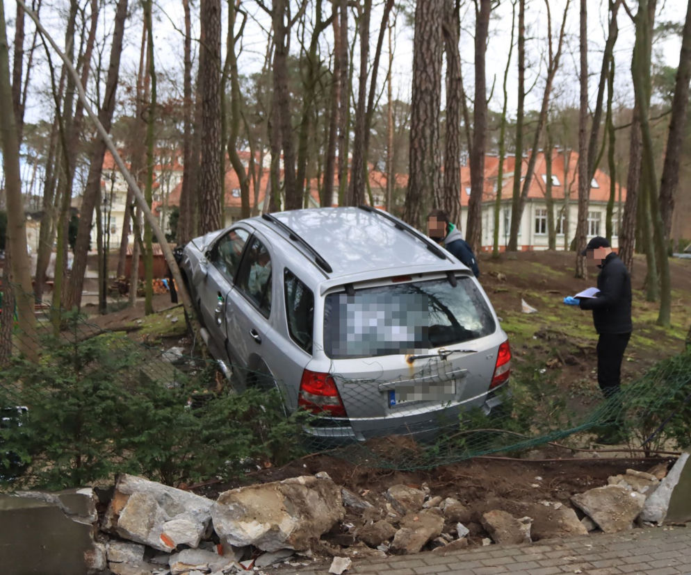 Staranował płot SUV-em i zniknął! Niecodzienne zdarzenie w Świnoujściu