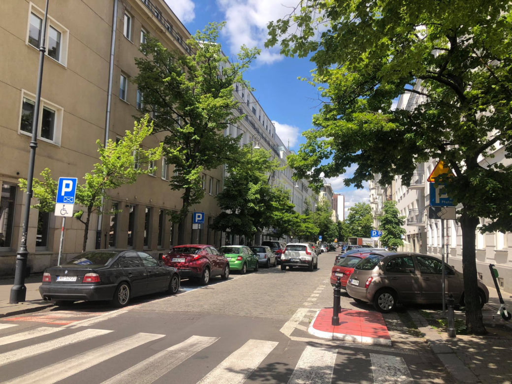 Większe ogródki restauracyjne kosztem parkingów? Taki pomysł trafił do ratusza!