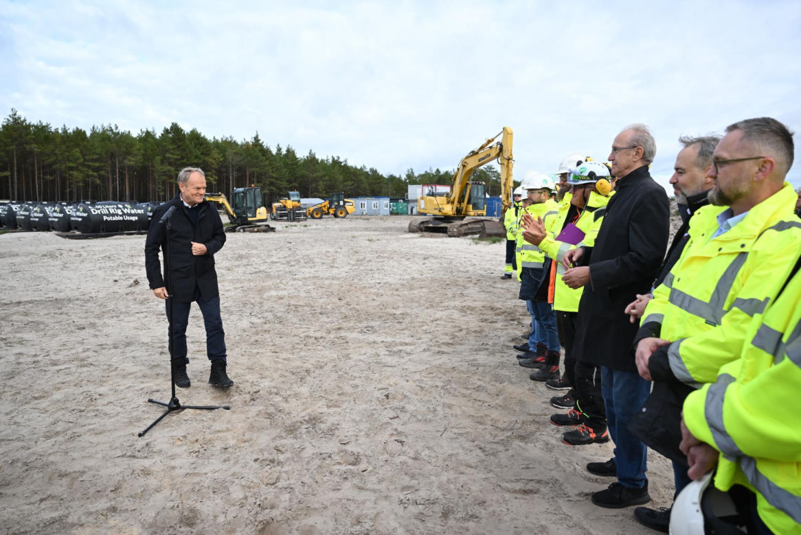 iebrowo, 15.10.2025. Premier RP Donald Tusk podczas wizyty na miejscu planowanej budowy pierwszej polskiej elektrowni jądrowej Lubiatowo – Kopalino w Biebrowie (woj. pomorskie)