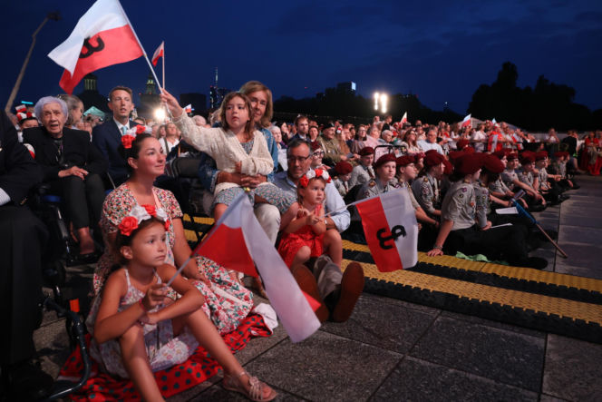 Rodzina Nawrockich śpiewa (nie)zakazane piosenki)