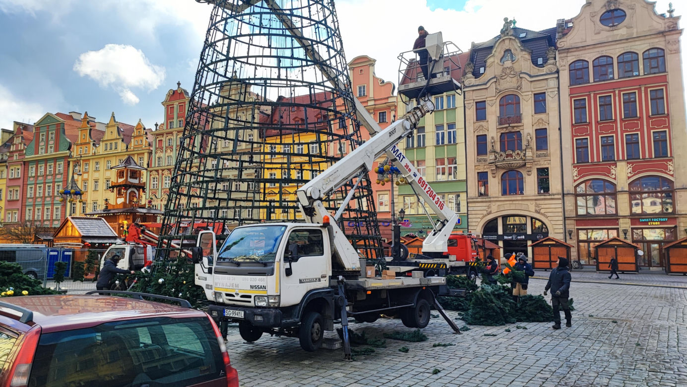 Na rynku we Wrocławiu stawiają 24-metrową choinkę. Będzie inna od poprzedniej 