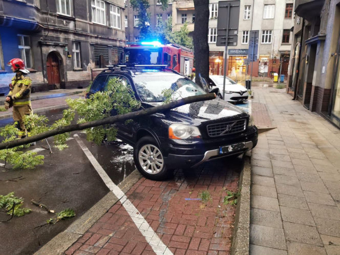 Armagedon nad Polską! Ponad tysiąc interwencji strażaków, zalany szpital i zerwane dachy. Są ranni!