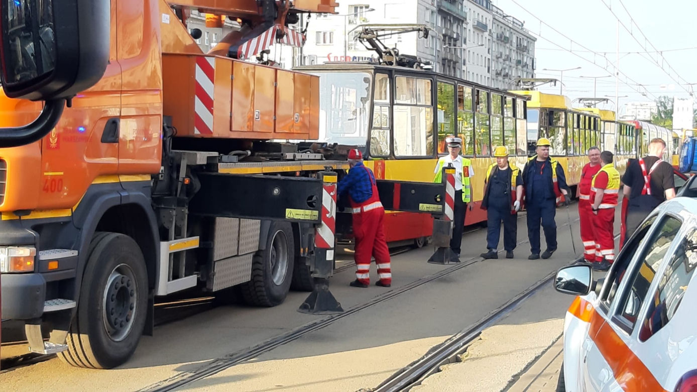  Poważny wypadek w centrum Warszawy! Piesza wpadła pod tramwaj