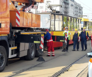  Poważny wypadek w centrum Warszawy! Piesza wpadła pod tramwaj