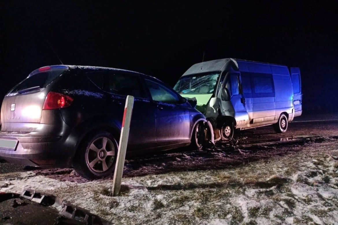 Żeby ominąć idącego jezdnią mężczyznę, zjechał i uderzył w inne auto. Horror na DK 12 w Kamiennej-Kolonii