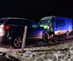 Żeby ominąć idącego jezdnią mężczyznę, zjechał i uderzył w inne auto. Horror na DK 12 w Kamiennej-Kolonii
