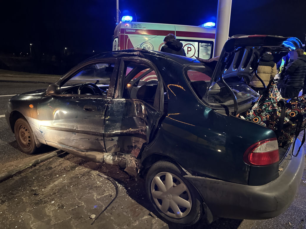 Autobus przeciągnął Lanosa kilkadziesiąt metrów. Poważny wypadek na Białołęce