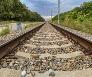 O włos od tragedii. Pociąg ruszył, gdy kobieta wysiadała z dzieckiem. Maszynista był pijany  