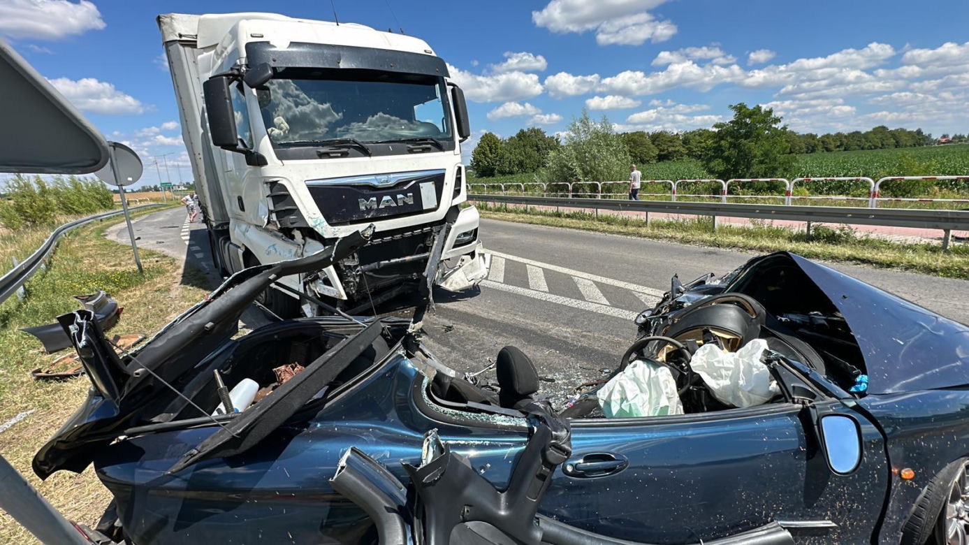 Wypadek w Elżbietowie. Tir roztrzaskał osobówkę. W tym samym miejscu zginęło troje dzieci i ich mamy