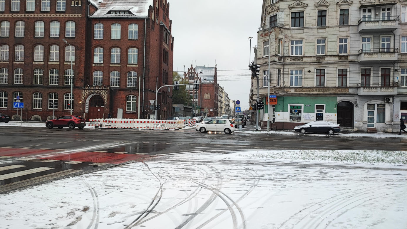 Wrocław pod śniegiem. Trudne warunki na drogach, korki, opóźnienia i awarie