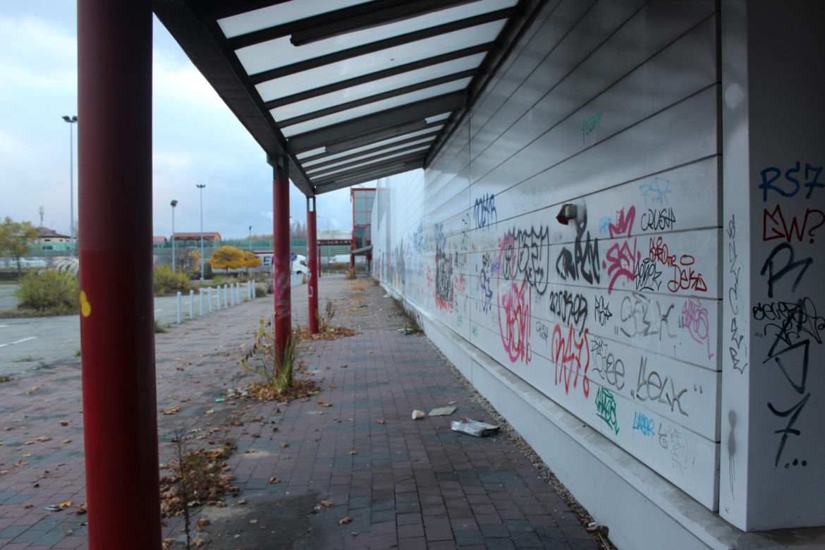 Dawny supermarket Auchan w Dąbrowie Górniczej już nie będzie straszył