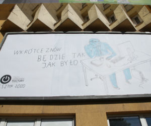 Nietypowe plakaty zawisły w Olsztynie. Ich autorem jest znany rysownik [ZDJĘCIA]