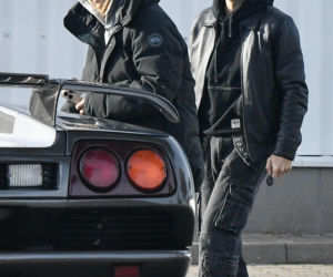 Maciej Musiał najpierw pieści auto, potem dziewczynę