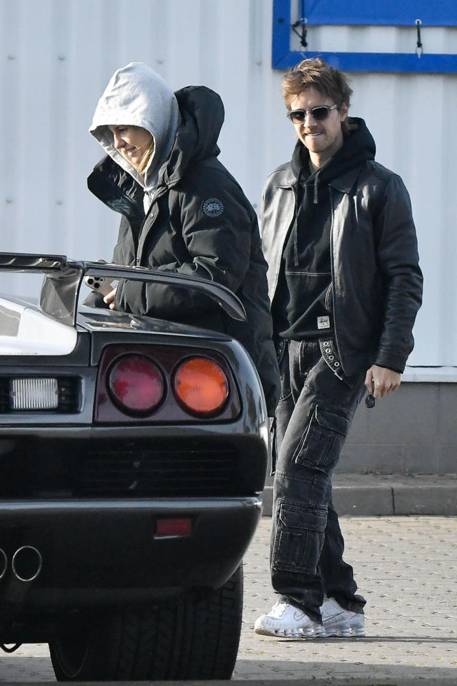 Maciej Musiał najpierw pieści auto, potem dziewczynę