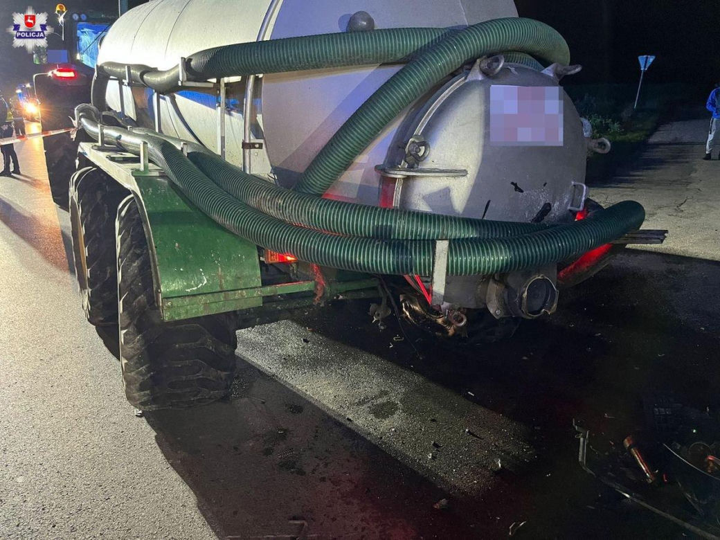 Tragiczny wypadek w Wojciechowie Kolonii Pierwszej. Nie żyje dwóch mężczyzn. Volvo uderzyło w szambiarkę