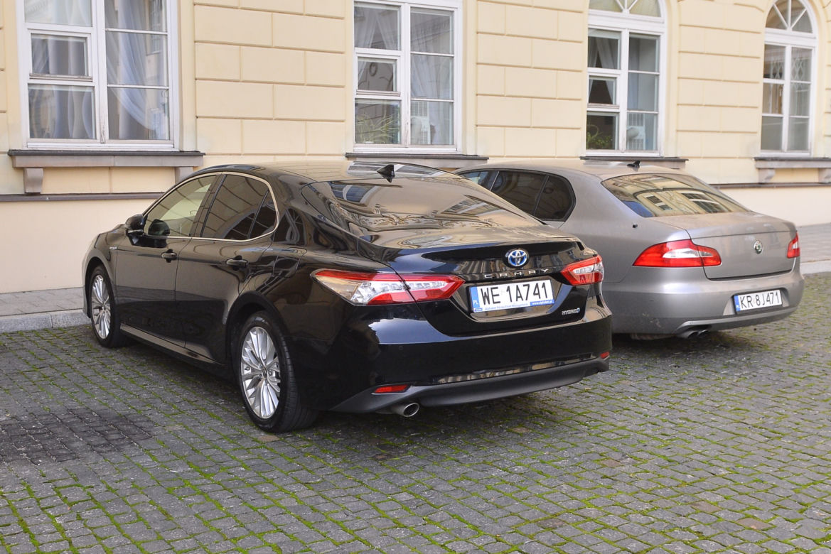 Rafał Trzaskowski jest wożony hybrydową Toyotą Camry 