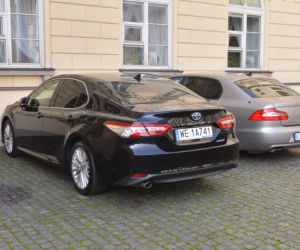 Rafał Trzaskowski jest wożony hybrydową Toyotą Camry 