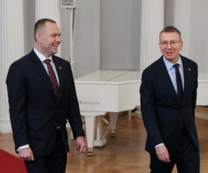 Brudna limuzyna dla Karola Nawrockiego na Łotwie. MSZ wyjaśnia kulisy dyplomatycznej burzy