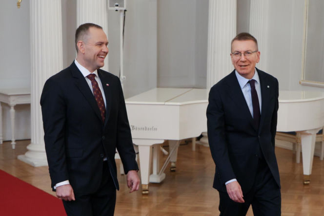 Brudna limuzyna dla Karola Nawrockiego na Łotwie. MSZ wyjaśnia kulisy dyplomatycznej…