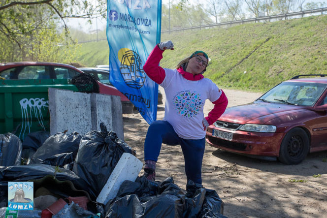 Ponad 2 tony śmieci wyzbierane z brzegów Narwi! Operacja Czysta Rzeka w Łomży za nami