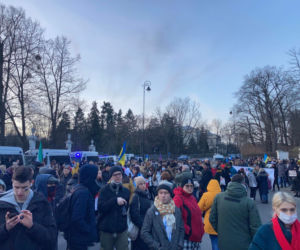 Solidarni z Ukrainą. Tłumy Polaków dołączyło w Warszawie do manifestacji wsparcia [ZDJĘCIA]