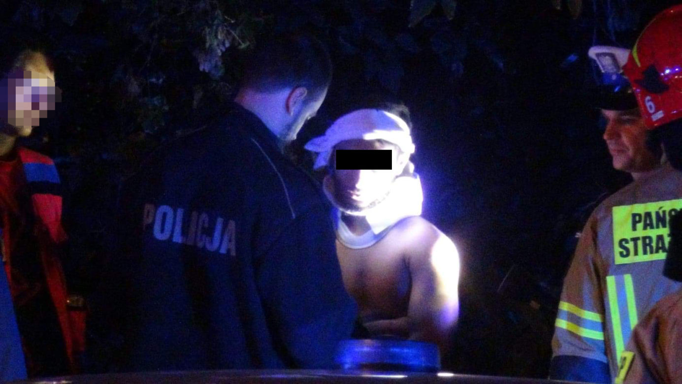 Szaleńczy pościg ulicami Warszawy. Rozbity na drzewie samochód, w środku dwóch pijanych i 15-latka