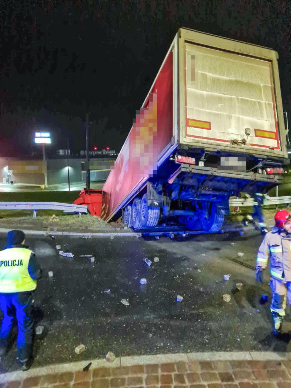 Ciężarówka wjechała do tunelu. Na rondzie kierowcy zakręciło się w głowie