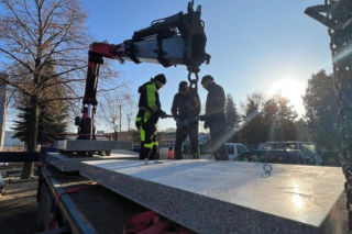 Budowa pomnika Żołnierzy 55. Poznańskiego Pułku Piechoty w Lesznie