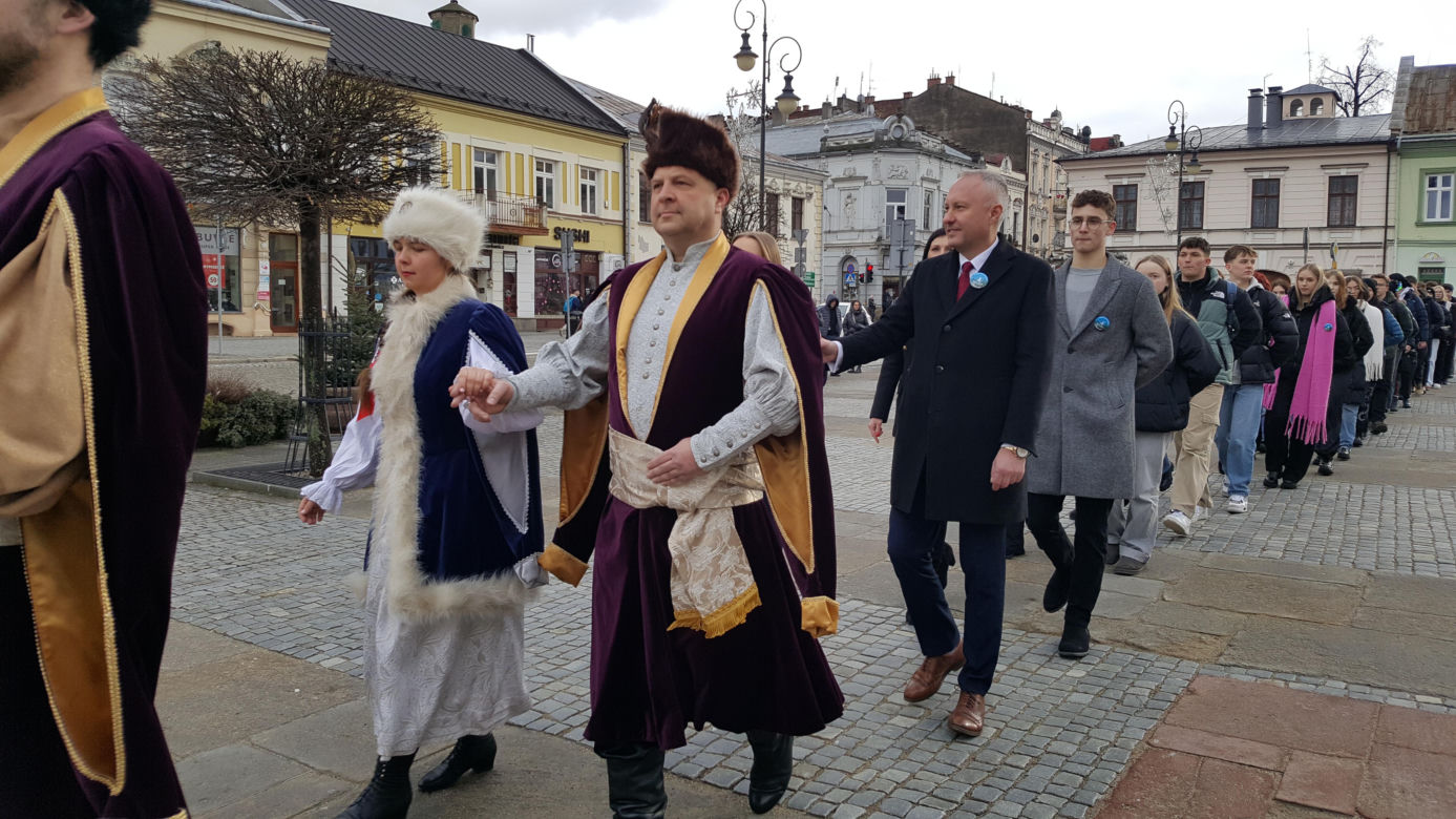 Maturzyści z Nowego Sącza zatańczyli poloneza na Ryku 