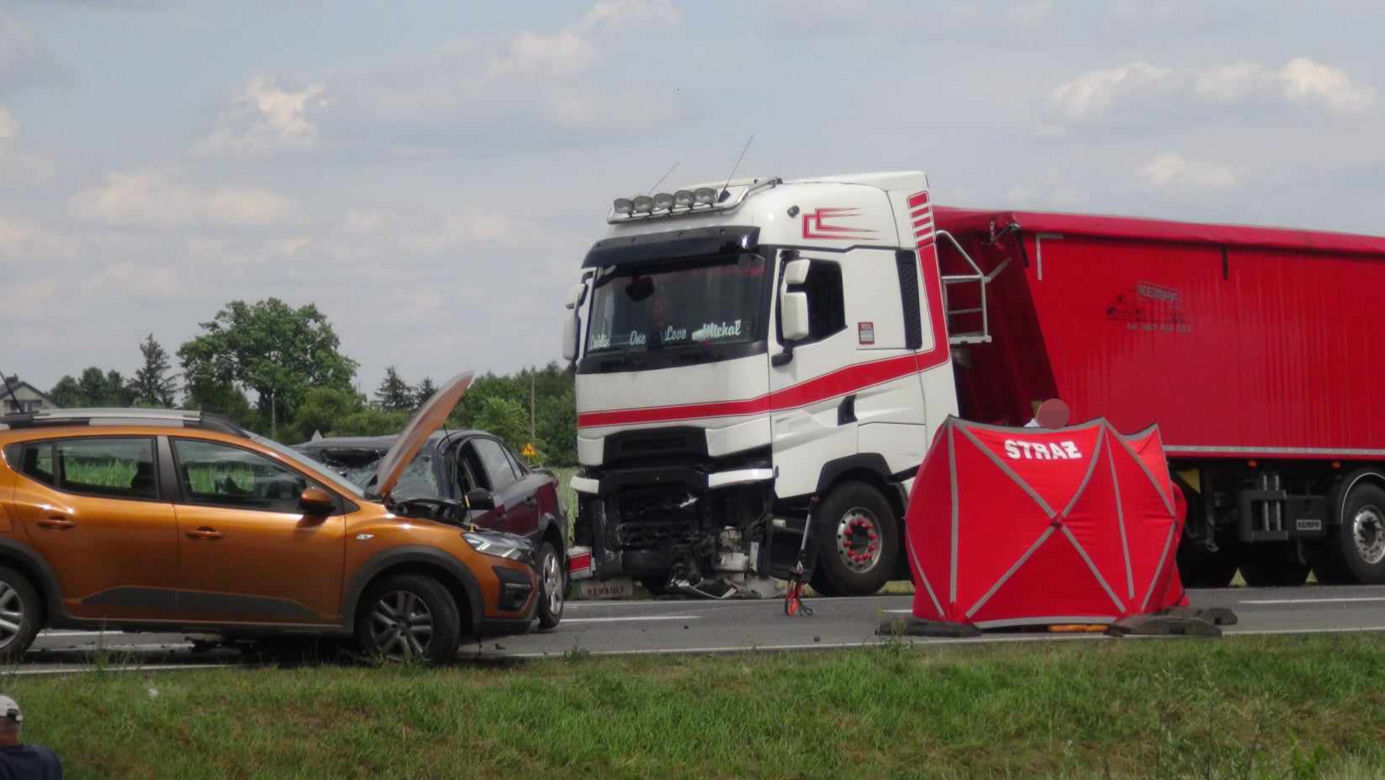 Makabryczny wypadek na DK 60. TIR zmasakrował osobówkę. Jedna osoba nie żyje