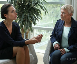 Barwy szczęścia odc. 1068. Krystyna (Hanna Bieluszko), Nina Elsner (Aleksandra Popławska)