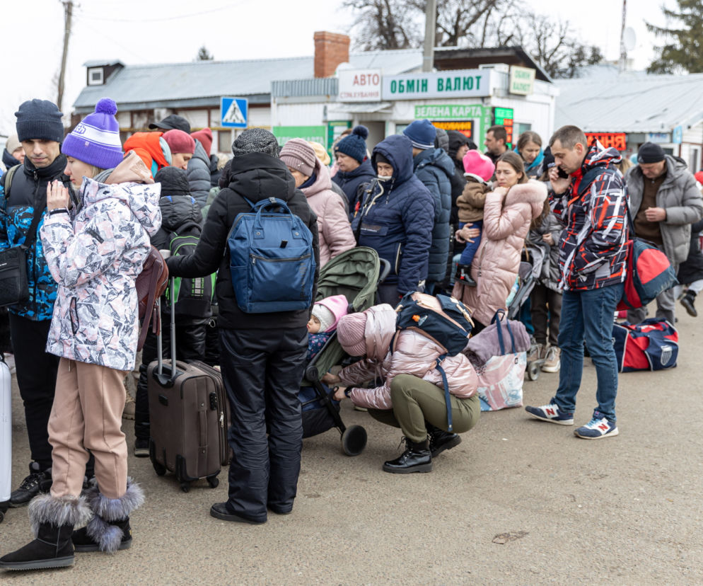 Ukraińskie rodziny przekraczają granicę z Polską