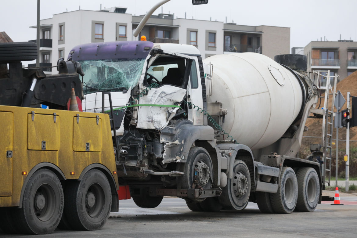 Autobus miejski zderzył się z betoniarką w Warszawie