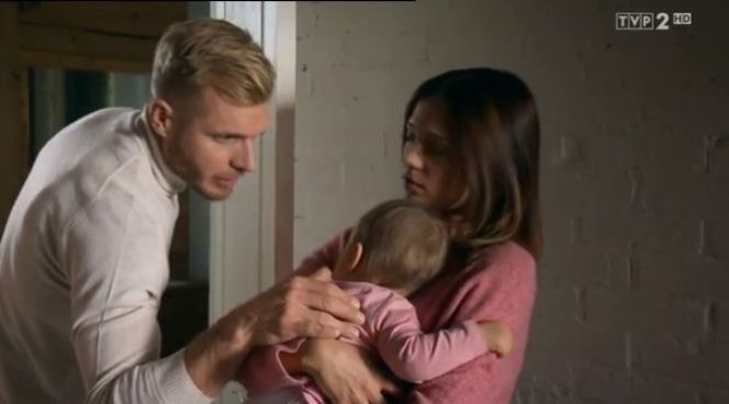 M jak miłość, odcinek 1365. Iza (Adriana Kalska), Artur (Tomasz Ciachorowski), MAja (Ania Wierzchoń)