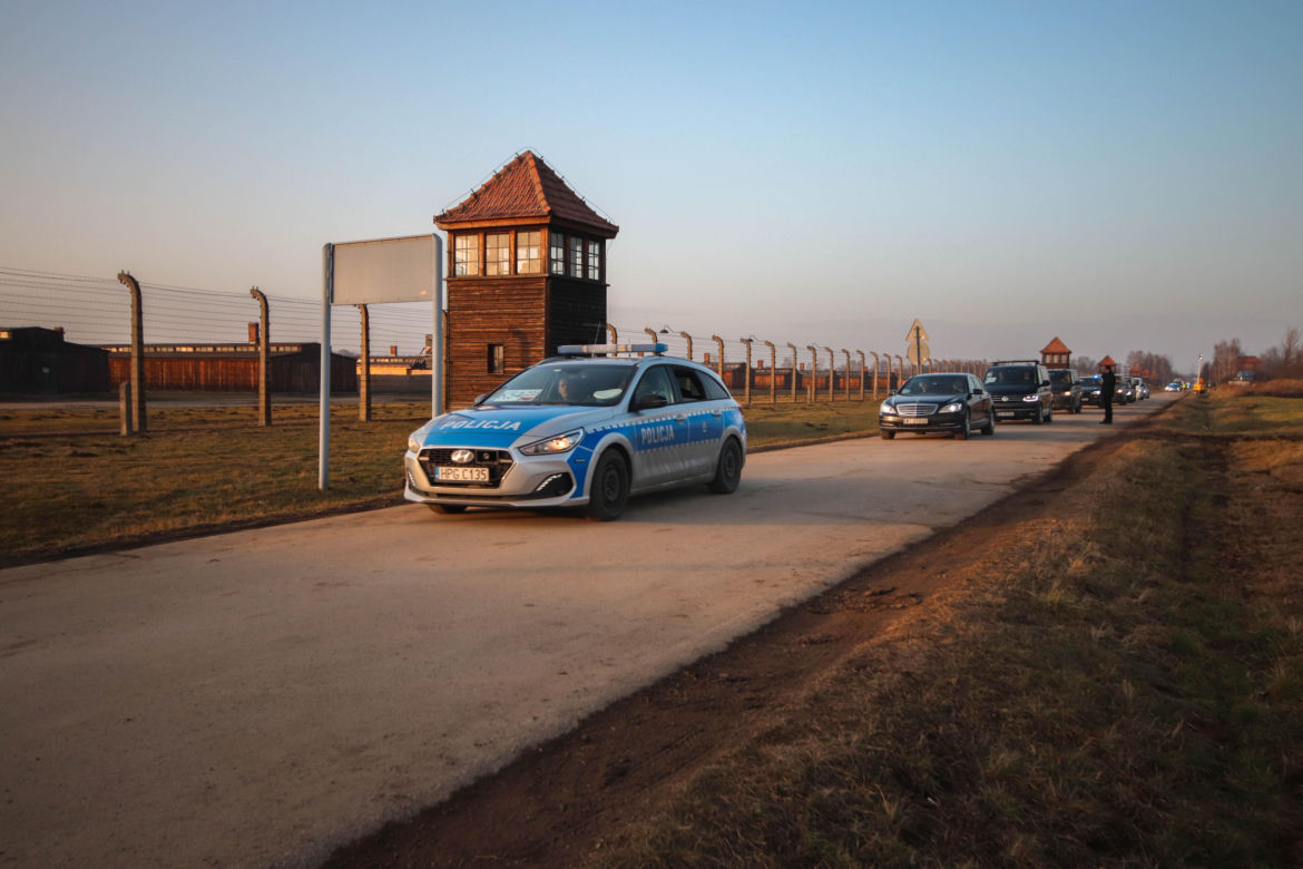 Śmigłowce i dziesiątki radiowozów na ulicach Małopolski
