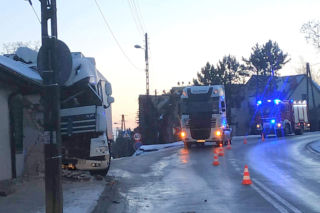 Biała Rawska: Stracił panowanie nad TIR-em i WJECHAŁ W DOM. RUNĘŁA ŚCIANA