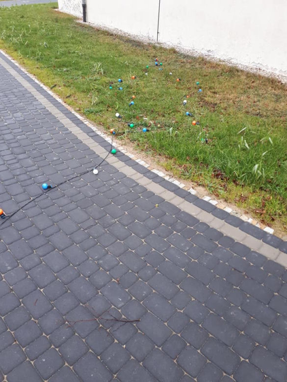 Włamali się do auta księdza i zrobili coś OBLEŚNEGO. Ucierpiała też figurka Matki Boskiej 