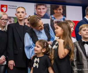 Marta Nawrocka w bufiastych rękawach