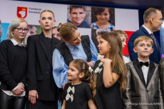 Marta Nawrocka w bufiastych rękawach