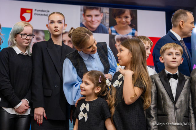 Marta Nawrocka w bufiastych rękawach