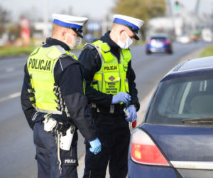 Policja kontrolowała czy toruńscy kierowcy respektują obowiązek noszenia maseczek
