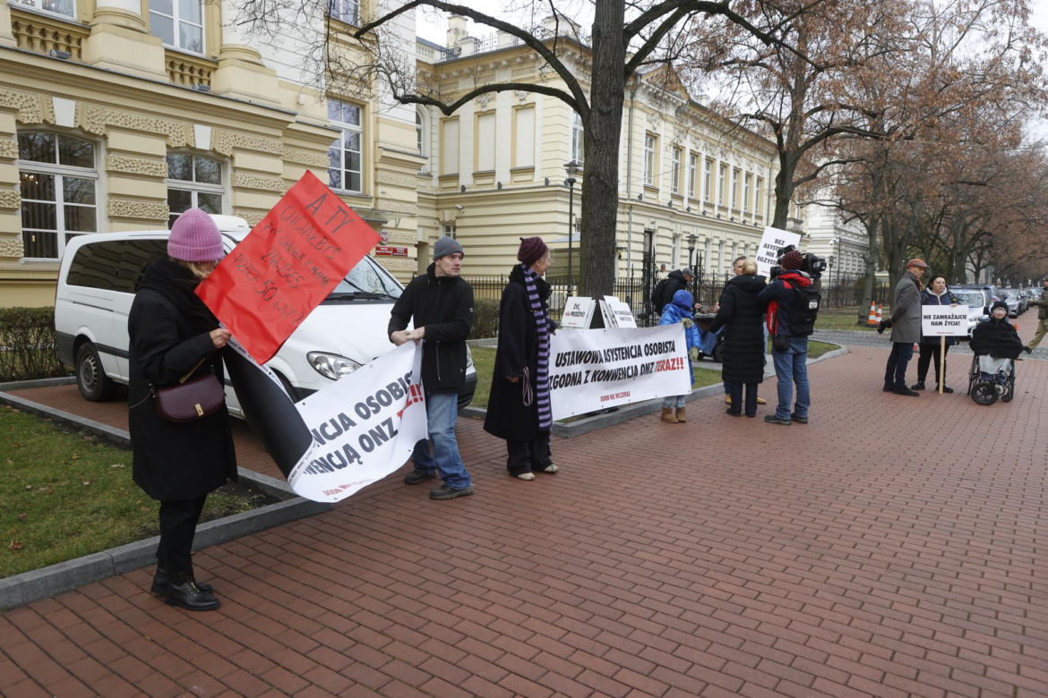 Protest osób z niepełnosprawnościami pod Kancelarią Premiera