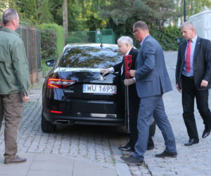 Jarosław Kaczyński wychodzi ze szpitala o kulach