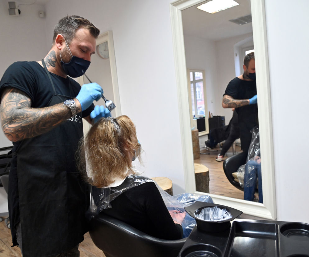 Zakład fryzjerski w Szczecinie otwarty po raz pierwszy po kilku tygodniach obostrzeń