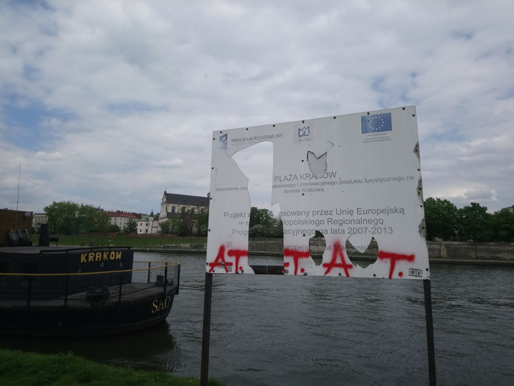 Kraków: Plaża przy Forum znika bezpowrotnie