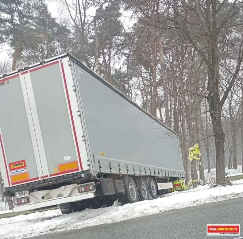Ciężarówka przebiła się przez murek i wjechała prosto do parku w Zawierciu