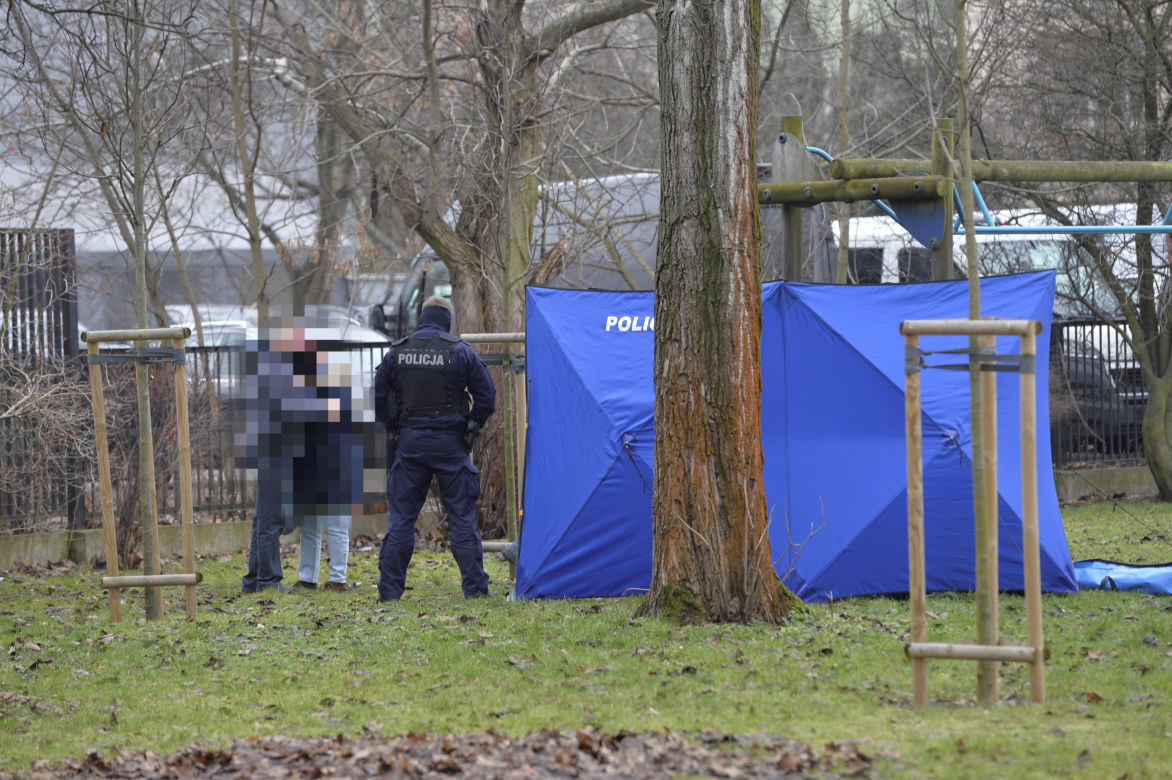 Tragedia na Mokotowie. Zwłoki młodziutkiej kobiety na szkolnym boisku