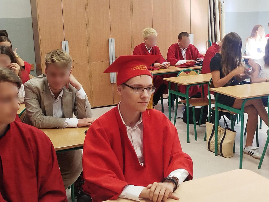 Stracił nogi pod pociągiem. Dziś Dominik wrócił do szkoły: "Chcę zdać maturę"