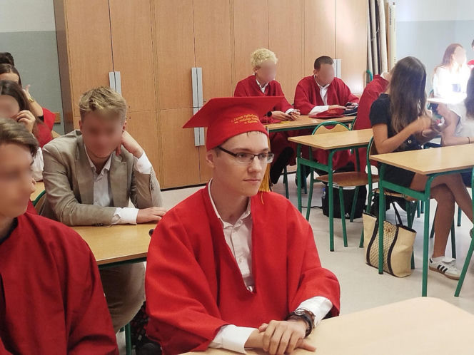 Stracił nogi pod pociągiem. Dziś Dominik wrócił do szkoły: "Chcę zdać maturę"