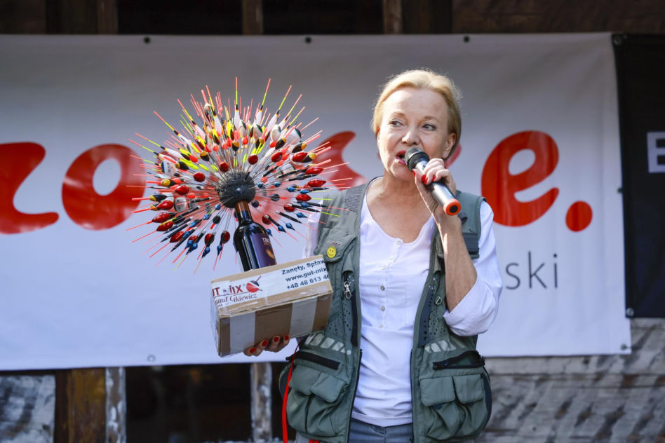 Jacek Rozenek z żoną i trzema "bestiami", syn Łącz bez koszulki, a Jarosińska - nieprzyzwoicie... skromna. Aktorzy łowią!